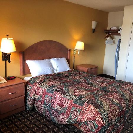 University Inn and Suites Tallahassee Bagian luar foto