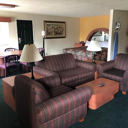 University Inn and Suites Tallahassee Bagian luar foto