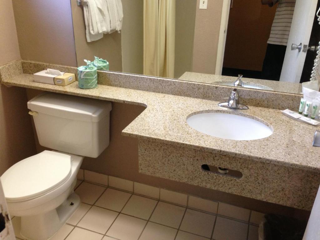 University Inn and Suites Tallahassee Bagian luar foto