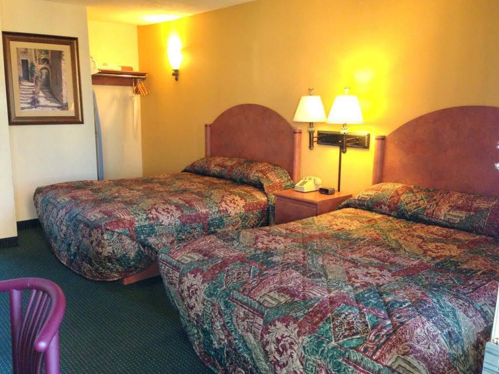 University Inn and Suites Tallahassee Bagian luar foto