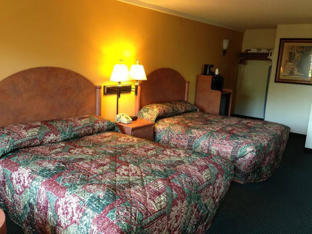 University Inn and Suites Tallahassee Bagian luar foto