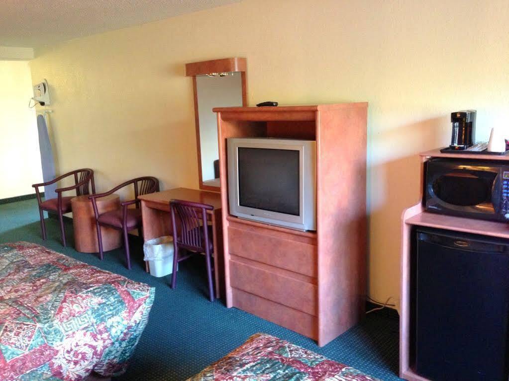 University Inn and Suites Tallahassee Bagian luar foto