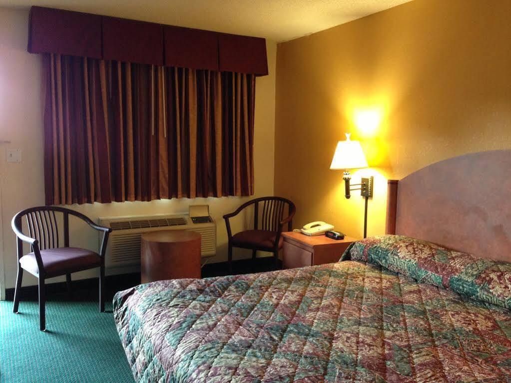 University Inn and Suites Tallahassee Bagian luar foto