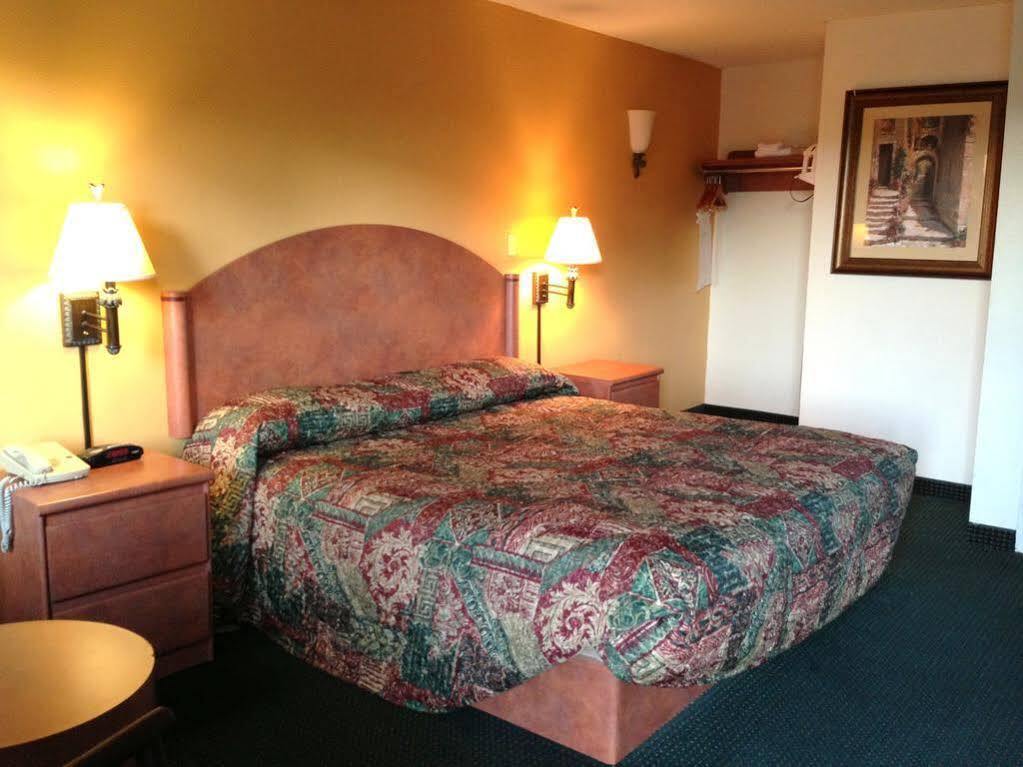 University Inn and Suites Tallahassee Bagian luar foto