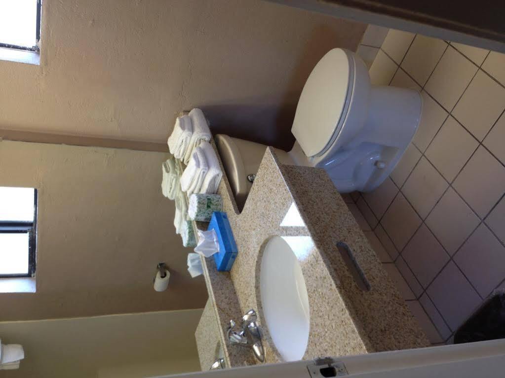 University Inn and Suites Tallahassee Bagian luar foto