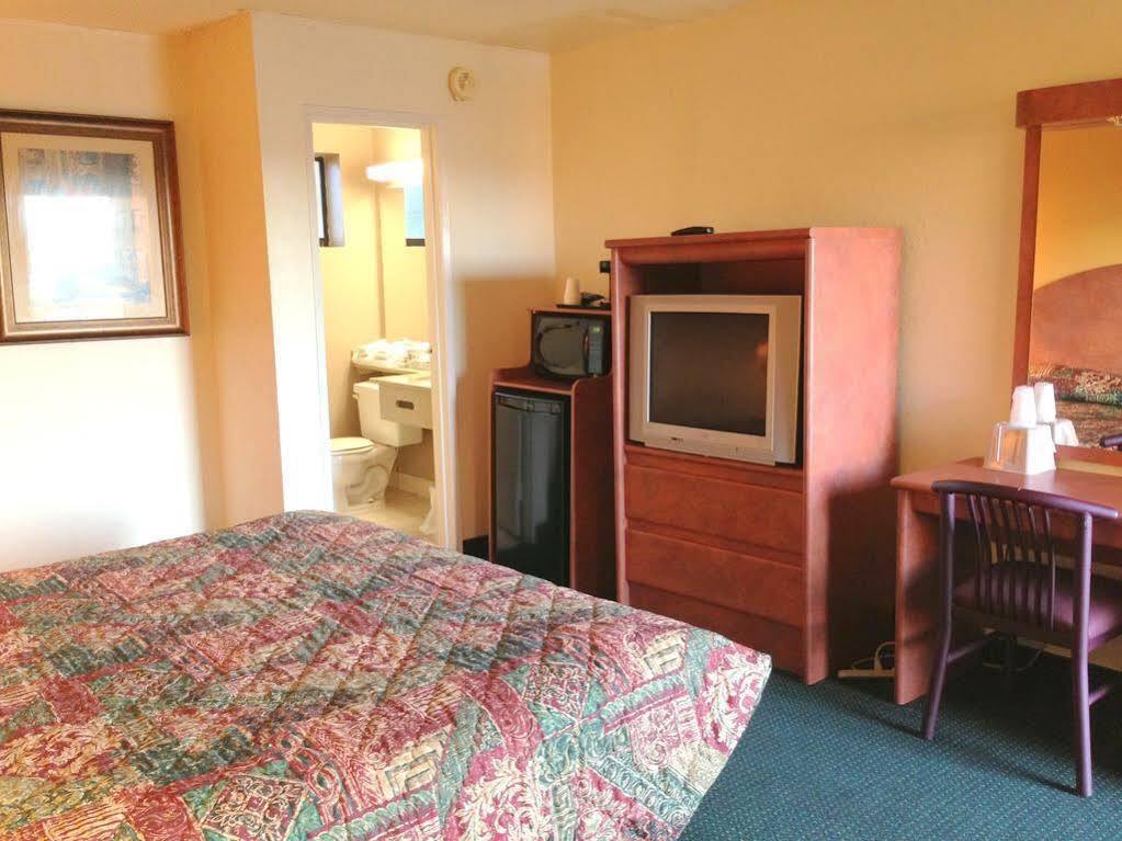 University Inn and Suites Tallahassee Bagian luar foto