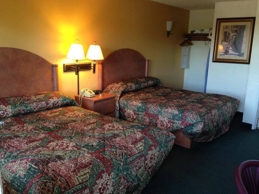 University Inn and Suites Tallahassee Bagian luar foto