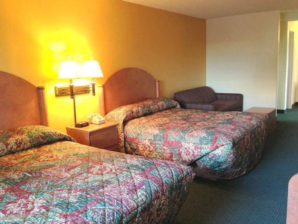 University Inn and Suites Tallahassee Bagian luar foto