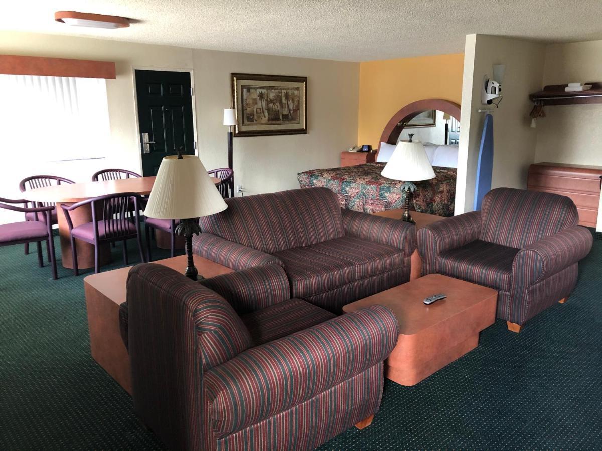 University Inn and Suites Tallahassee Bagian luar foto