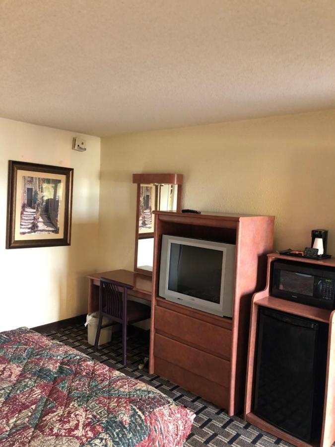 University Inn and Suites Tallahassee Bagian luar foto